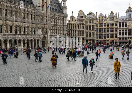 Turisti sulla Grand Place, piazza Grote Markt a Bruxelles, Belgio Foto Stock