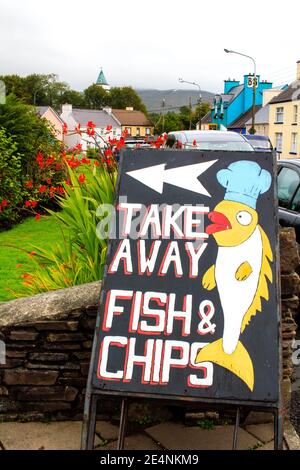 Segno che indica il venditore di fish and chips in Irlanda Foto Stock