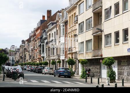 Case in una strada residenziale nel quartiere di Saint-Gilles a Bruxelles, Belgio Foto Stock