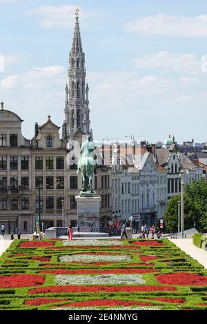Vista del giardino del Mont des Arts con la guglia del municipio sullo sfondo a Bruxelles, Belgio Foto Stock