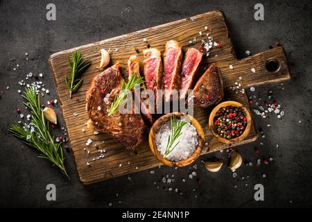 Bistecca di manzo alla griglia con erbe. Foto Stock