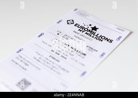 Francaise des Jeux Euromillions ricevuta su sfondo bianco. Euromilions è una lotteria transnazionale europea, è stata lanciata nel 2004. Foto Stock