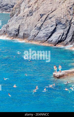 Vacanze a nuoto, Manarola, cinque Terre, Liguria, Italia Foto Stock