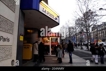 L'ufficio postale degli Champs-Elysees è raffigurato a Parigi, in Francia, il 3 gennaio 2008. Questo ufficio postale sarà probabilmente chiuso nel prossimo futuro, perché il proprietario vuole aumentare l'affitto da 15 000 euro al mese ad un sorprendente 108 000. Il servizio postale francese ha citato in giudizio il padrone di casa per inapropriate sollevare lo scorso 2003 e il caso è ancora in corso, così come la panetteria 'Pomme de Pain', specializzata in panini. Situata nello stesso edificio, la farmacia è stata costretta a interrompere gli affari. Foto di Julien Fouchet/ABACAPRESS.COM Foto Stock