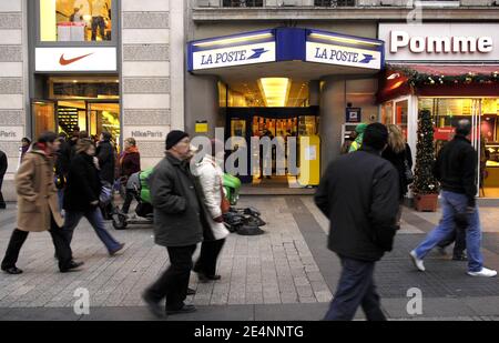 L'ufficio postale degli Champs-Elysees è raffigurato a Parigi, in Francia, il 3 gennaio 2008. Questo ufficio postale sarà probabilmente chiuso nel prossimo futuro, perché il proprietario vuole aumentare l'affitto da 15 000 euro al mese ad un sorprendente 108 000. Il servizio postale francese ha citato in giudizio il padrone di casa per inapropriate sollevare lo scorso 2003 e il caso è ancora in corso, così come la panetteria 'Pomme de Pain', specializzata in panini. Situata nello stesso edificio, la farmacia è stata costretta a interrompere gli affari. Foto di Julien Fouchet/ABACAPRESS.COM Foto Stock