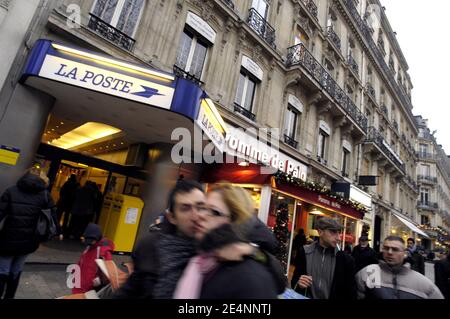 L'ufficio postale degli Champs-Elysees è raffigurato a Parigi, in Francia, il 3 gennaio 2008. Questo ufficio postale sarà probabilmente chiuso nel prossimo futuro, perché il proprietario vuole aumentare l'affitto da 15 000 euro al mese ad un sorprendente 108 000. Il servizio postale francese ha citato in giudizio il padrone di casa per inapropriate sollevare lo scorso 2003 e il caso è ancora in corso, così come la panetteria 'Pomme de Pain', specializzata in panini. Situata nello stesso edificio, la farmacia è stata costretta a interrompere gli affari. Foto di Julien Fouchet/ABACAPRESS.COM Foto Stock