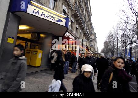 L'ufficio postale degli Champs-Elysees è raffigurato a Parigi, in Francia, il 3 gennaio 2008. Questo ufficio postale sarà probabilmente chiuso nel prossimo futuro, perché il proprietario vuole aumentare l'affitto da 15 000 euro al mese ad un sorprendente 108 000. Il servizio postale francese ha citato in giudizio il padrone di casa per inapropriate sollevare lo scorso 2003 e il caso è ancora in corso, così come la panetteria 'Pomme de Pain', specializzata in panini. Situata nello stesso edificio, la farmacia è stata costretta a interrompere gli affari. Foto di Julien Fouchet/ABACAPRESS.COM Foto Stock