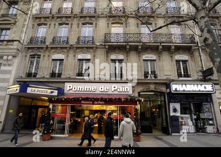 L'ufficio postale degli Champs-Elysees è raffigurato a Parigi, in Francia, il 3 gennaio 2008. Questo ufficio postale sarà probabilmente chiuso nel prossimo futuro, perché il proprietario vuole aumentare l'affitto da 15 000 euro al mese ad un sorprendente 108 000. Il servizio postale francese ha citato in giudizio il padrone di casa per inapropriate sollevare lo scorso 2003 e il caso è ancora in corso, così come la panetteria 'Pomme de Pain', specializzata in panini. Situata nello stesso edificio, la farmacia è stata costretta a interrompere gli affari. Foto di Julien Fouchet/ABACAPRESS.COM Foto Stock