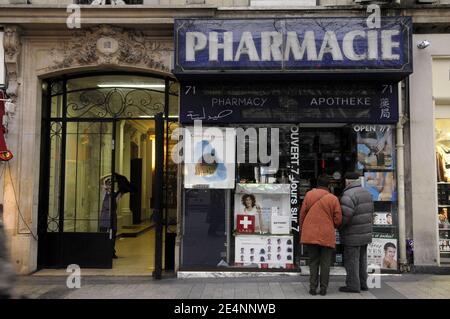 Questa farmacia sugli Champs-Elysees alla moda è raffigurata a Parigi, in Francia, il 3 gennaio 2008. Questa farmacia ha dovuto uscire di affari a causa del suo affitto che diventa troppo costoso. Foto di Julien Fouchet/ABACAPRESS.COM Foto Stock