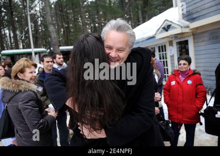 Gli attori Tim Robbins e Madeleine Stowe si abbraccano mentre arrivano ad un evento di campagna del partito della casa per il candidato presidenziale democratico e l'ex senatore della Carolina del Nord John Edwards, nella casa di Peter e Jo Smith, a Bedford, NH, USA il 7 gennaio 2008. I candidati si sono converti nel New Hampshire prima delle primarie dello stato dell'8 gennaio. Foto di Olivier Douliery/ABACAPRESS.COM Foto Stock