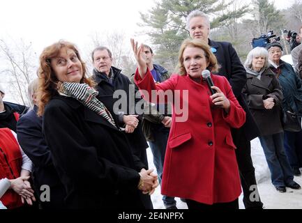 Elizabeth Edwards presenta il suo marito candidato presidenziale democratico ed ex senatore del North Carolina John Edwards come attori Tim Robbins e la moglie Susan Sarandon guardano sopra, prima di ad un evento di campagna della festa della casa nella casa di Peter e Jo Smith, a Bedford, NH, USA il 7 gennaio 2008. I candidati si sono converti nel New Hampshire prima delle primarie dello stato dell'8 gennaio. Foto di Olivier Douliery/ABACAPRESS.COM Foto Stock