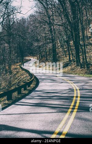 Il Blue Ridge Parkway si aggira intorno alle colline vicino ad Asheville, North Carolina, USA Foto Stock