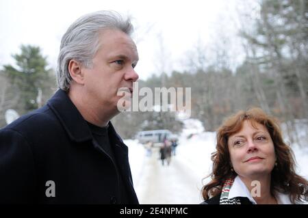 Gli attori Tim Robbins e la moglie Susan Sarandon arrivano ad un evento di campagna per il candidato presidenziale democratico e l'ex senatore del North Carolina John Edwards, nella casa di Peter e Jo Smith, a Bedford, NH, USA il 7 gennaio 2008. I candidati si sono converti nel New Hampshire prima delle primarie dello stato dell'8 gennaio. Foto di Olivier Douliery/ABACAPRESS.COM Foto Stock