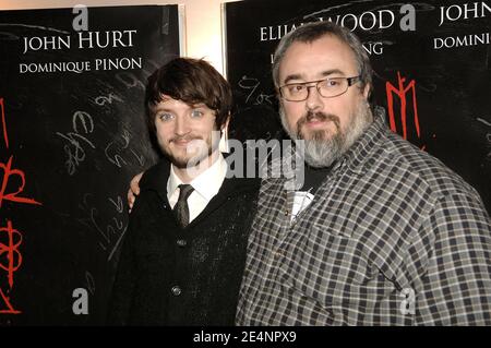 Elijah Wood e il direttore Alex de la Iglesia partecipano alla prima degli omicidi di Oxford che si sono tenuti presso la UGC Cine Les Halles a Parigi, in Francia, l'8 gennaio 2008. Foto di Giancarlo Gorassini/ABACAPRESS.COM Foto Stock