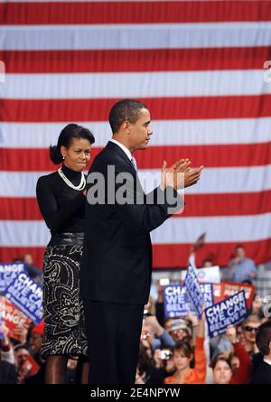 LA speranza presidenziale americana di Democrate Barack Obama e sua moglie Michelle hanno ondulato ai sostenitori durante un raduno notturno dei risultati delle elezioni primarie a Nashua, NH, USA l'8 gennaio 2008. Obama ha perso lo stato a Hillary Clinton. Foto di Olivier Douliery/ABACAPRESS.COM Foto Stock