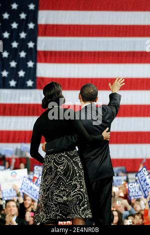 LA speranza presidenziale americana di Democrate Barack Obama e sua moglie Michelle hanno ondulato ai sostenitori durante un raduno notturno dei risultati delle elezioni primarie a Nashua, NH, USA l'8 gennaio 2008. Obama ha perso lo stato a Hillary Clinton. Foto di Olivier Douliery/ABACAPRESS.COM Foto Stock