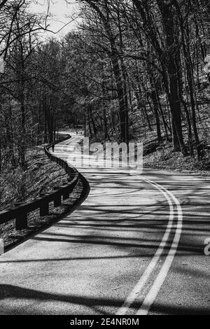 Il Blue Ridge Parkway si aggira intorno alle colline vicino ad Asheville, North Carolina, USA Foto Stock