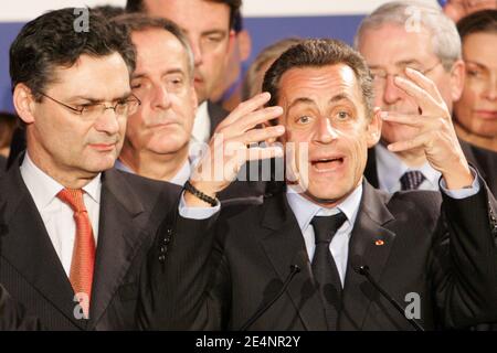 Il presidente Nicolas Sarkozy e Patrick Devedjian presenziano ad una cerimonia presso il Consiglio Generale degli Hauts-de-Seine a Nanterre, in Francia, l'8 gennaio 2008. Nicolas Sarkozy augura al Consiglio Generale. Foto di Thibault Camus/ABACAPRESS.COM Foto Stock
