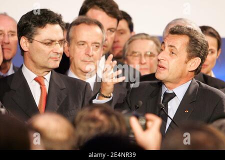 Il presidente Nicolas Sarkozy e Patrick Devedjian presenziano ad una cerimonia presso il Consiglio Generale degli Hauts-de-Seine a Nanterre, in Francia, l'8 gennaio 2008. Nicolas Sarkozy augura al Consiglio Generale. Foto di Thibault Camus/ABACAPRESS.COM Foto Stock