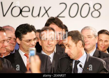 Il presidente Nicolas Sarkozy e Patrick Devedjian presenziano ad una cerimonia presso il Consiglio Generale degli Hauts-de-Seine a Nanterre, in Francia, l'8 gennaio 2008. Nicolas Sarkozy augura al Consiglio Generale. Foto di Thibault Camus/ABACAPRESS.COM Foto Stock