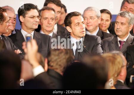 Il presidente Nicolas Sarkozy e Patrick Devedjian presenziano ad una cerimonia presso il Consiglio Generale degli Hauts-de-Seine a Nanterre, in Francia, l'8 gennaio 2008. Nicolas Sarkozy augura al Consiglio Generale. Foto di Thibault Camus/ABACAPRESS.COM Foto Stock
