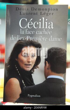 Vista di uno dei libri infame sull'ex prima Signora francese Cecilia Sarkozy (Cecilia Ciganer-Albeniz), 'rotture' di Michael Darmon e Yves Lerai, dopo la sua ultima offerta di bloccare la syndication di un altro libro su di lei è stato respinto da un tribunale di Parigi oggi. Foto per gentile concessione di SJM Bookstore. Parigi, Francia il 11 gennaio 2008. Foto di Nicolas Khayat/ABACAPRESS.COM Foto Stock