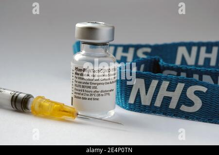 Flaconcino per vaccino autentico Pfizer BioNTech COVID-19, siringa e cordino NHS. Foto di vaccino reale. Messa a fuoco selettiva. Stafford, Regno Unito - Gennaio 23 2 Foto Stock