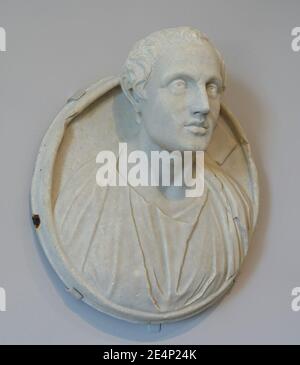 Medaglione Ritratto di Menander, vista 2, romano, IV secolo d.C., adattamento della statua greca del III secolo a.C., marmo - Foto Stock