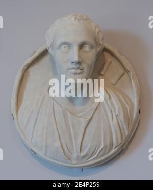 Medaglione Ritratto di Menander, vista 1, romano, IV secolo d.C., adattamento della statua greca del III secolo a.C., marmo - Foto Stock