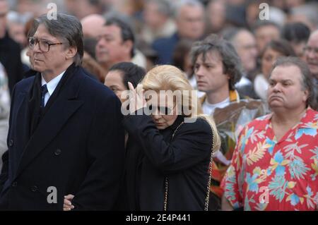 Sylvie Vartan e suo marito Tony Scotti arrivano alla chiesa di St Germain per assistere alla messa funeraria del cantante Carlos a Parigi, Francia, il 22 gennaio 2008. Foto di Guibbaud-Khayat-Mousse/ABACAPRESS.COM Foto Stock