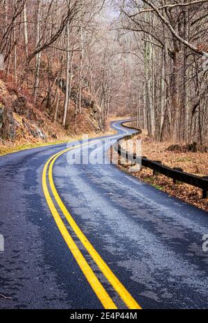 Il Blue Ridge Parkway si aggira intorno alle colline vicino ad Asheville, North Carolina, USA Foto Stock