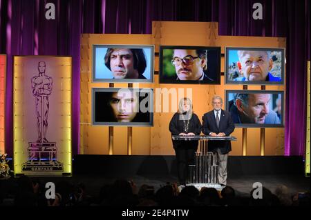 Kathy Bates e Sid Ganis, presidente dell'Academy of Motion Picture, Arts and Sciences, annunciano l'ottantesimo premio Academy Award Nominations, tenuto presso l'Academy of Motion Picture Arts and Sciences di Los Angeles, CA, USA il 22 gennaio 2008. Ecco il miglior attore in un ruolo di supporto : (a lato della mano dal basso a sinistra) Casey Affleck, Javier Bardem, Philip Seymour Hoffman, Hal Holbrook e Tim Wilkinson. Foto di Lionel Hahn/ABACAPRESS.COM Foto Stock