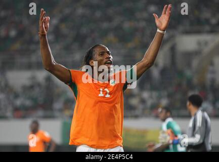 Didier Drogba, capitano della Costa d'Avorio, fa gesti alla folla durante la partita di calcio della Coppa delle nazioni Africana, Costa d'Avorio contro Nigeria a Sekondi, Ghana, il 21 gennaio 2008. La Costa d'Avorio sconfisse la Nigeria 1-0. Foto di Steeve McMay/Cameleon/ABACAPRESS.COM Foto Stock