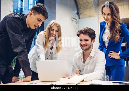 Uomini d'affari che cercano qualcosa sul notebook Foto Stock