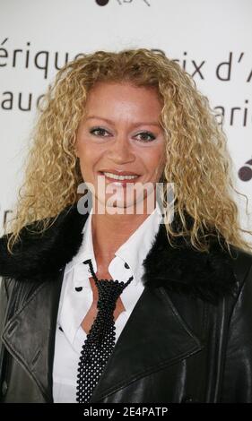 Il presentatore della TV Raphaelle Ricci partecipa alla gara di cavalli del Prix d'Amerique trotting presso la pista di cavalli Vincennes, ad est di Parigi, il 27 gennaio 2008. Foto di Denis Guignebourg/ABACAPRESS.COM Foto Stock