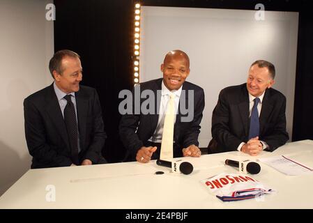 Jean-Alain Boumsong, francese di Juventus, è stato visto durante una conferenza stampa per celebrare il suo trasferimento alla squadra di calcio Olympique Lyon, a Lione, Francia, il 29 gennaio 2008. Qui sono visti l'assistente di Aulas, l'ex giocatore di calcio Bernard Lacombe e il presidente di Lione Jean-Michel Aulas. Foto di Vincent Dargent/Cameleon/ABACAPRESS.COM Foto Stock