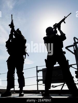 I membri del team VBSS assegnati alla USS Mobile Bay (CG 53), hanno creato una bolla di sicurezza a bordo della flotta di classe Deepak della Marina indiana IN Shakti (A57) mentre svolgono operazioni VBSS congiunte durante l'esercizio Malabar 2016. Foto Stock