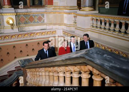 Il presidente francese Nicolas Sarkozy (L), la cancelliera tedesca Angela Merkel (3° R), il primo ministro britannico Gordon Brown (2° dR), il presidente della Commissione europea Jose Manuel Barroso (2° dL) e il primo ministro italiano Romano Prodi (R) salgono la scalinata presso l'ufficio degli esteri di Londra, Regno Unito, il 29 gennaio 2008. Foto di Eric Feferberg/piscina/ABACAPRESS.COM Foto Stock