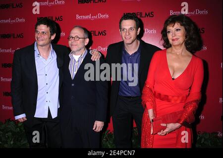 (L-R) Mark Kassen, Bob Balaban, Adam Kassen e l'attrice Susan Sarandon indossare Donna Karan in arrivo per la proiezione HBO Films New York di 'Bernard e Doris', tenuto presso la Time Warner Screening Room a New York City, NY, USA mercoledì 30 gennaio 2008. Foto di David Miller/ABACAPRESS.COM Foto Stock