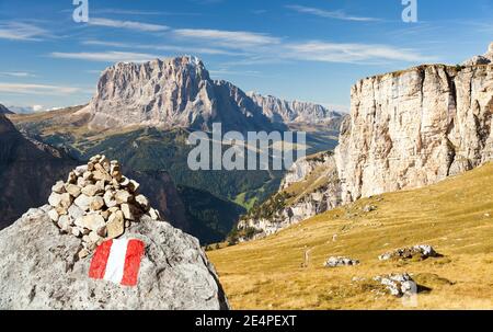 Langkofel con segno turistico, Dolomiti italiane montagne Foto Stock