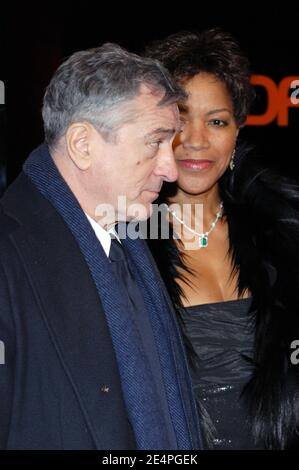 L'attore americano Robert De Niro e sua moglie Grace Hightower camminano sul tappeto rosso mentre arrivano al 43° premio annuale Goldene Kamera tenuto al Kabarett Kartoon a Berlino, in Germania, il 6 febbraio 2008. Foto di Nicolas Khayat/ABACAPRESS.COM Foto Stock