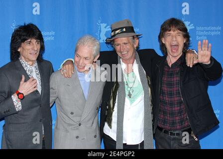 Leggende del rock britannico i membri di Rolling Stones Mick Jagger, Keith Richards, Ron Wood e Charlie Watts posano per le foto durante la fotocellula del loro nuovo film documentario 'Shine a Light' al cinquantottesimo festival annuale del cinema di Berlino, in Germania, il 7 febbraio 2008. Foto di Nicolas Khayat/ABACAPRESS.COM Foto Stock