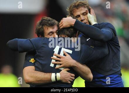 Vincent Clerc, Cedric Heymans e Aurelien Rougerie si congratulano durante la partita RBS 6 Nations tra Francia e Irlanda allo Stade de France, a Saint Denis, vicino a Parigi, Francia, il 9 febbraio 2008. La Francia ha vinto il 26-21. Foto di Nicolas Gouhier/Cameleon/ABACAPRESS.COM Foto Stock