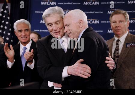 Il senatore della Virginia John Warner dà un abbraccio alla speranza presidenziale repubblicana degli Stati Uniti John McCain durante un raduno di vittoria primario ad Alessandria, Virginia, Stati Uniti il 12 febbraio 2008. McCain ha vinto la Virginia, il Maryland e la Washington DC primaria. Foto di Olivier Douliery/ABACAPRESS.COM Foto Stock