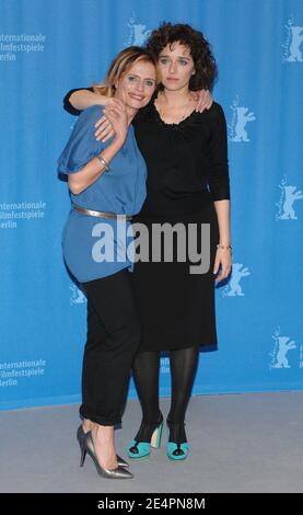 I membri del cast Valeria Golino e Isabella Ferrari posano per le foto durante la fotocellula 'Quiet Chaos' al 13 febbraio 2008, il festival annuale del cinema di Berlino, in Germania. Foto di Nicolas Khayat/ABACAPRESS.COM Foto Stock