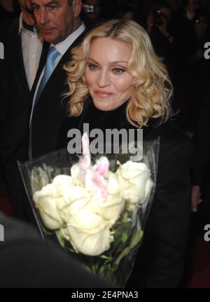 Il regista Madonna cammina sul tappeto rosso per la proiezione del film "Filth and Wisdom" in occasione della 58a edizione del Berlin Film Festival di Berlino, Germania, il 13 febbraio 2008. Foto di Nicolas Khayat/ABACAPRESS.COM Foto Stock