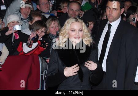 Il regista Madonna cammina sul tappeto rosso per la proiezione del film "Filth and Wisdom" in occasione della 58a edizione del Berlin Film Festival di Berlino, Germania, il 13 febbraio 2008. Foto di Nicolas Khayat/ABACAPRESS.COM Foto Stock