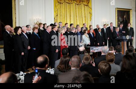 Il presidente DEGLI STATI UNITI George W. Bush (seduto) affiancato dai membri del Congresso e dei membri del suo gabinetto firma l'Economic Stimulus Act del 2008, il 13 febbraio 2008 nella stanza orientale della Casa Bianca a Washington, DC. Foto di Olivier Douliery /ABACAPRESS.COM Foto Stock