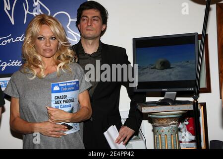 L'attrice Pamela Anderson si pone durante una visita alla fondazione Brigitte Bardot per i diritti degli animali a Parigi, in Francia, il 14 febbraio 2008. Anderson è venuto alla fondazione Brigitte Bardot per i diritti degli animali per sostenere la sua lotta contro la caccia alle foche del bambino e rivela la petizione on-line del gruppo PETA (persone per il trattamento etico degli animali), che mira al governo canadese, il suo paese natale. Foto di Mehdi Taamallah/ABACAPRESS.COM Foto Stock