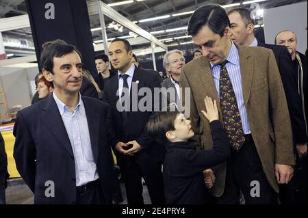 Pierre Fillon (fratello del primo Ministro), Francois Fillon con suo figlio Arnaud in visita al Salon Retrobobile, a Parigi il 10 febbraio 2008. Foto di Elodie Gregoire/ABACAPRESS.COM Foto Stock